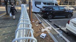 철판 깔고, 쓰레기도 깔았다... 인천 공영주차장 무단투기 눈살 [현장, 그곳&]