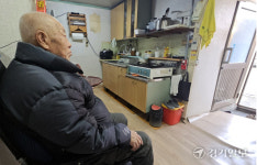 한파에 덜덜 ‘패딩으로 버텨’… 보일러는 사치, 냉골의 쪽방촌