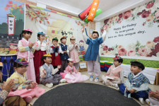 윷놀이가 귀신 쫓는 놀이였다고?…설명절 전통놀이 되새겨보기 [설 특집]