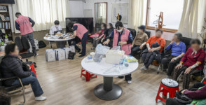 보살핌으로 바쁜 공군 전투기 오폭 사고 현장 [포토뉴스]