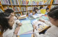 내일은 세계 책의 날, 수원 효동초 독서나무 꾸며요 [포토뉴스]