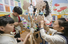 내일은 세계 책의 날, 수원 효동초 독서나무 꾸며요 [포토뉴스]