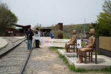 파주 임진각 쌍둥이 ‘평화의 소녀상’… 광복절 맞아 ‘북녘 땅’ 가나
