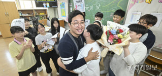 스승의 날을 맞아 효동초 학생들이 준비한 초상화와 꽃다발 [포토뉴스]