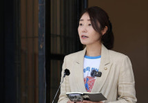 민주당 강선우, 유세 중 폭행 피해…오른팔 강하게 가격