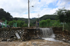쑥대밭 된 가평 신상리 마을 [포토뉴스]