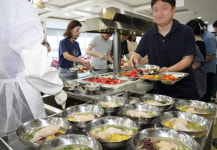 수원 장안구청, 중복 맞아 삼계탕 배식 [포토뉴스]