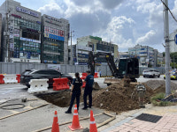 수원 아주대삼거리 인근서 상수도관 물 흘러…일부 교통 통제