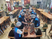 용인 기흥동 주민자치위, 홀몸어르신에 장과 떡 나눔…공동체 연대 확산 앞장