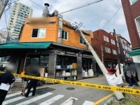 수원 주택가서 크레인이 건드린 전신주...그대로 주택 덮쳐