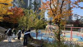 “함께할수록 빛나는 수원초”… 학부모·지역사회 손 맞잡고 환경정화