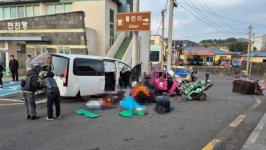 제주 우도서 승합차, 관광객 향해 돌진...2명 심정지·8명 중경상