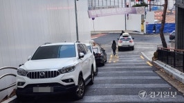 광명 철산역 인근 이면도로, 빼곡한 주정차… 보행자, 목숨 걸고 다닌다 [현장, 그곳&]