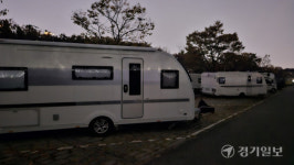 전세버스·캠핑카 무단점령… 인천 소래공원 주차장 ‘몸살’