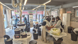 수원 노블치과, 지역 어르신들에 김치 100포기 전달 ‘따뜻한 손길’