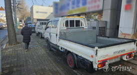 인도·차도 사이 주차장… 인천시민들 ‘곡예 보행’ [현장, 그곳&]