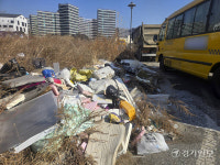 수원 마중공원 일대 불법주차 및 쓰레기 무단투기 [포토뉴스]