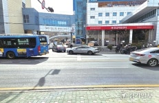 인천 성모병원 응급실 앞 ‘횡단보도’ 공방…보행 약자 보호 vs 골든타임 위협