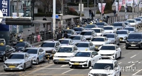 택시·버스·보행자 뒤엉켜… 수원역 앞 ‘아수라장’ [현장, 그곳&]