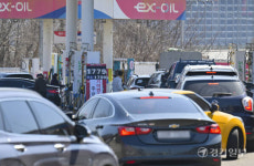 중동사태 여파 기름값 싼 곳을 찾아라 [포토뉴스]