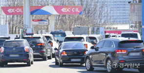 중동사태 여파 기름값 싼 곳을 찾아라 [포토뉴스]