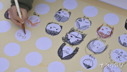 수원 상률초등학교, 친구와 하이파이브하며 등교해요 [포토뉴스]