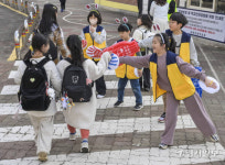 수원 상률초등학교, 친구와 하이파이브하며 등교해요 [포토뉴스]