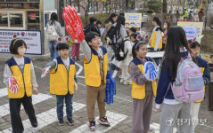 수원 상률초등학교, 친구와 하이파이브하며 등교해요 [포토뉴스]