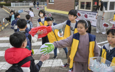 수원 상률초등학교, 친구와 하이파이브하며 등교해요 [포토뉴스]