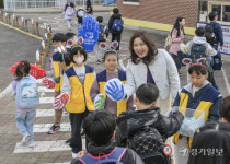 수원 상률초등학교, 친구와 하이파이브하며 등교해요 [포토뉴스]