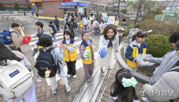 수원 상률초등학교, 친구와 하이파이브하며 등교해요 [포토뉴스]