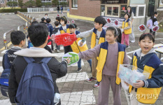 수원 상률초등학교, 친구와 하이파이브하며 등교해요 [포토뉴스]