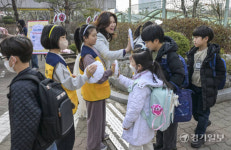 수원 상률초등학교, 친구와 하이파이브하며 등교해요 [포토뉴스]