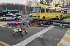 안산 사거리서 통근버스 교통섬 덮쳐…70대 운전자 등 2명 부상