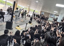 “노래로 하나가 됐어요” 김포 향산중, 학생과 교사가 어우러진 ‘사제동행 버스킹’