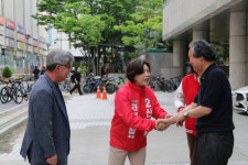 신계용 후보 중앙공원 방문…시민 불편 직접 듣고 즉석 점검