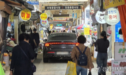 “시장 사이로 차량이 쑥”...인천 부평종합시장 ‘아슬아슬’ 귀가 전쟁 [현장, 그곳&]