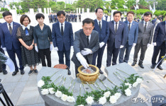 추미애 경기도지사 당선인 등 더불어민주당 경기도당 관계자들 수원 현충탑 참배 [포토뉴스]