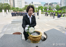 추미애 경기도지사 당선인 등 더불어민주당 경기도당 관계자들 수원 현충탑 참배 [포토뉴스]