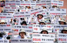 오체투지하고 있는 전국장애인부모연대 경기지부 [포토뉴스]