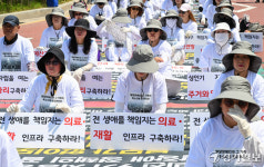 오체투지하고 있는 전국장애인부모연대 경기지부 [포토뉴스]