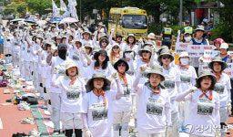 오체투지하고 있는 전국장애인부모연대 경기지부 [포토뉴스]