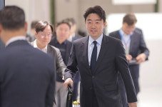 카타르 국왕 조문 나선 강훈식…“한·카타르 협력, 한 단계 도약 기대”