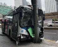 KTX 광명역 앞 시내버스 인도 돌진…운전기사 “급발진” 주장