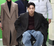 ‘KTX 낙상사고 영상 논란’ 박위, 서울시 홍보대사직 내려놔