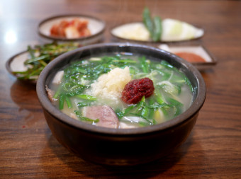차리는 건 ‘빠르게’, 먹는 건 ‘느리게’…한국인의 첫 ‘패스트푸드’ 국밥