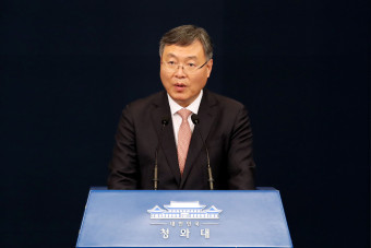 문 대통령, 신임 민정수석에 김진국…신현수 사표 수리