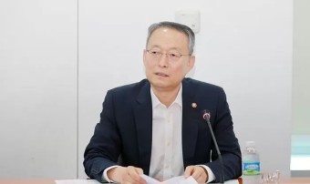 '산업부 블랙리스트 의혹' 백운규 전 장관, 구속영장 기각