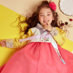 예잎새-은은하게 피어있는 꽃들과 매화색치마가 조화롭고 멋스러운 금직원단을 사용해 단아하고 고급스러운 분위기의 여아 한복 : 예닮한복