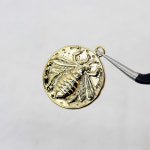 여왕벌 코인 펜던트 17.5mm X 20.5mm [P0034_G] : 비즈포유